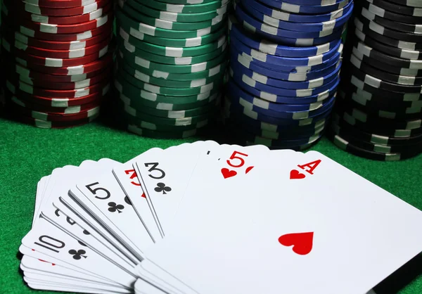 卡和绿色桌上扑克的芯片 — 图库照片