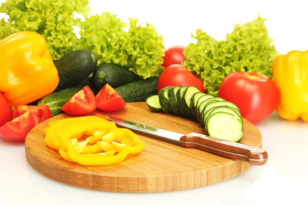 Sayuran segar dan pisau pada pemotongan papan terisolasi pada putih — Stok Foto