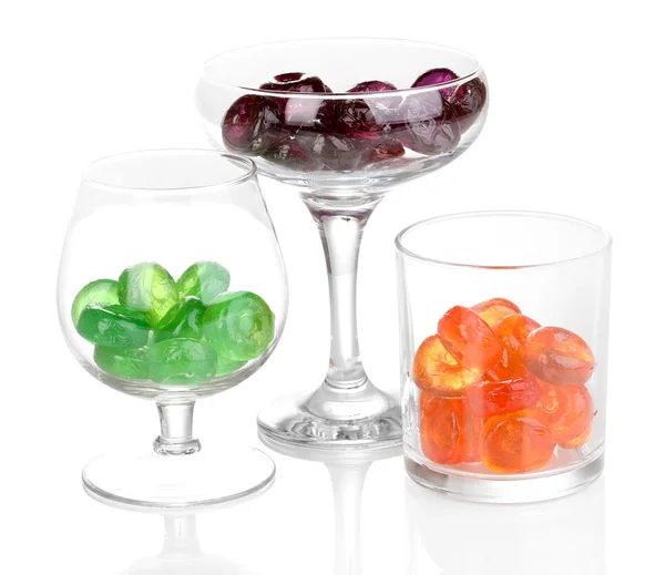 Färg godis i glas isolerade på vit — Stockfoto