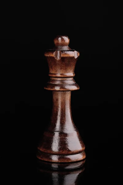 Pièce d'échecs isolée sur noir — Photo