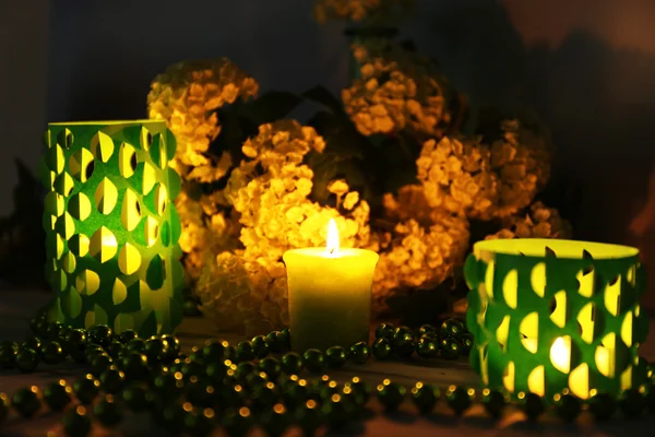 Decoração de casa, luzes de vela na mesa — Fotografia de Stock