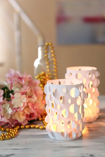 Decoração de casa, luzes de vela na mesa — Fotografia de Stock