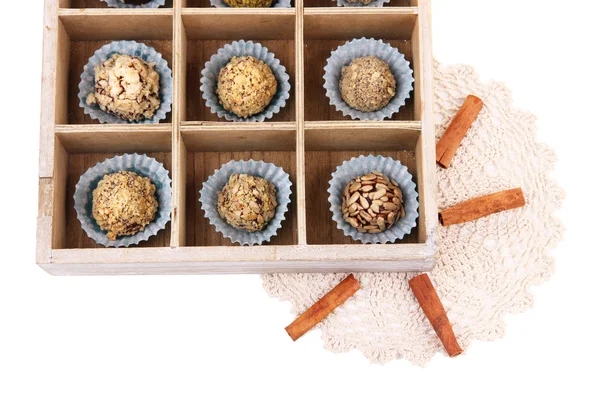 Čokoládové bonbony v dřevěné krabici, izolované na bílém — Stock fotografie