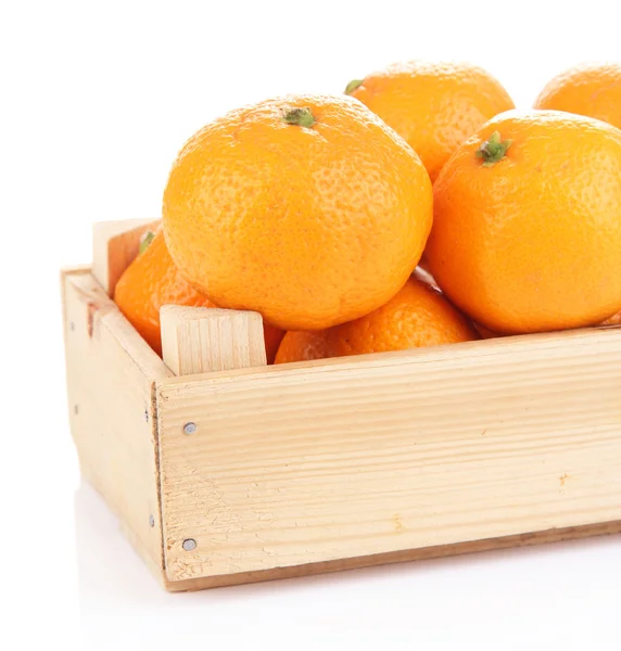 Mandarini dolci maturi in scatola di legno, isolati su bianco — Foto Stock