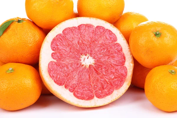 Rijpe zoete mandarijnen- en grapefruitsap, geïsoleerd op wit — Stockfoto