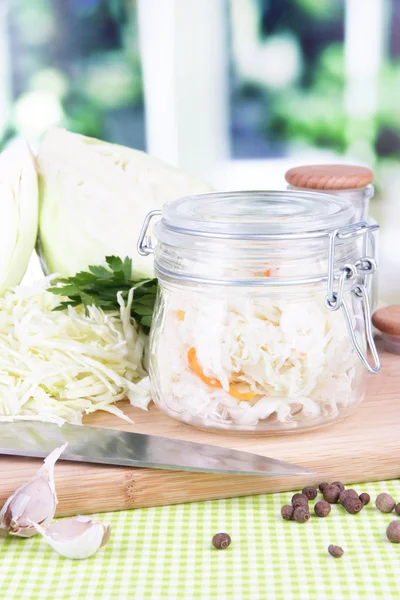 Composição com repolho fresco e marinado (chucrute), temperos, na mesa de madeira, no fundo brilhante — Fotografia de Stock