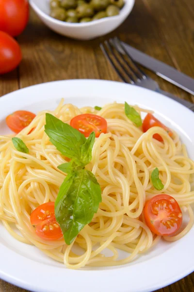クローズ アップ テーブルに皿にトマトのおいしいスパゲッティ — ストック写真