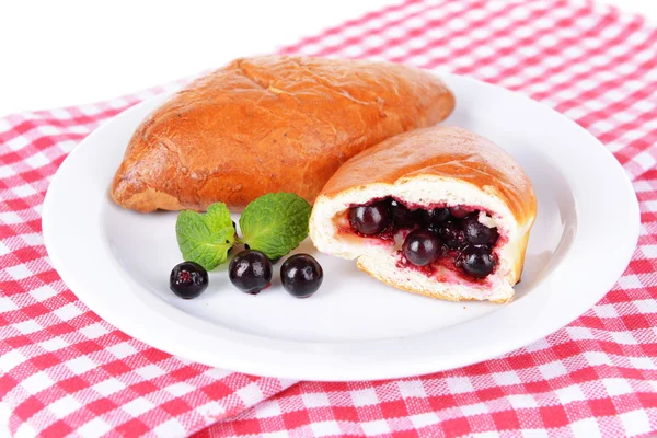 Frisch gebackenes Gebäck mit Johannisbeeren auf Teller auf dem Tisch in Großaufnahme — Stockfoto