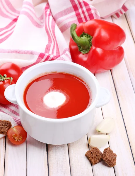 Sopa de tomate saborosa e legumes na mesa de madeira — Fotografia de Stock