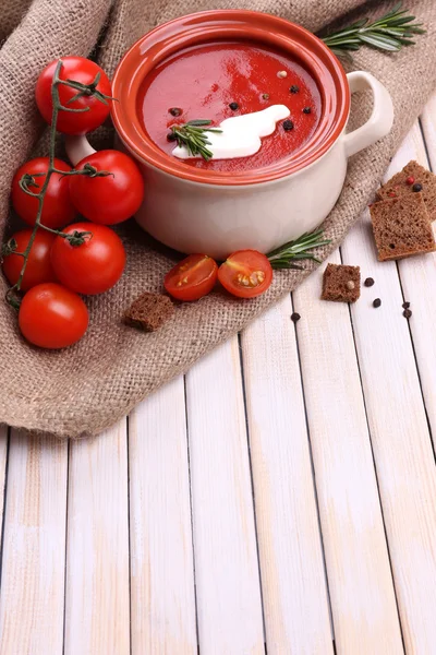 Смачний томатний суп на дерев'яному столі — стокове фото