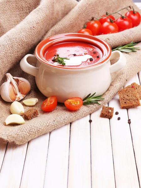 Smakelijke tomatensoep op houten tafel — Stockfoto