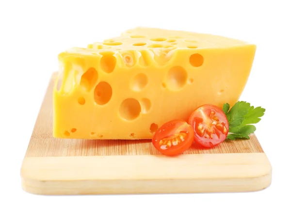 Stück Käse und Tomaten, auf Holzbrett, isoliert auf weiß — Stockfoto