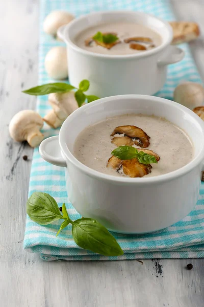 Pilzsuppe in weißen Töpfen, auf Serviette, auf Holzgrund — Stockfoto