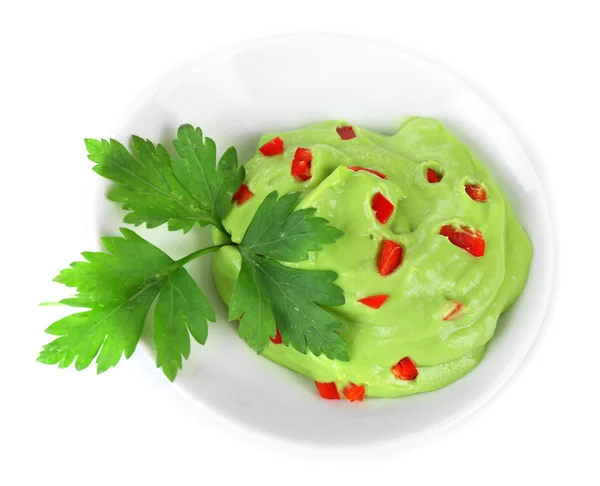 Guacamole fresco en tazón aislado sobre blanco — Foto de Stock