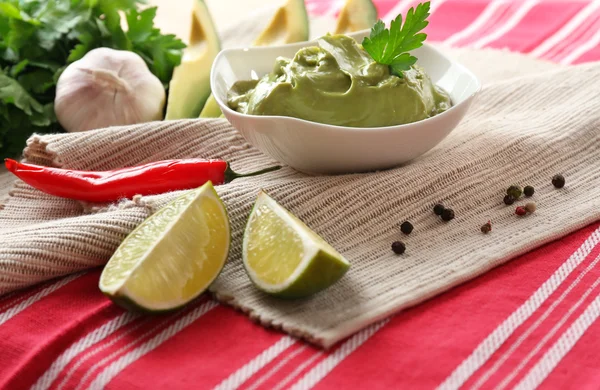 Fresh guacamole in bowl on table — Stock Photo, Image