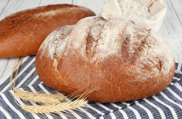 Råg bröd på servett på bordet på nära håll — Stockfoto