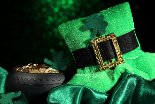 Saint Patrick day hat and pot of gold coins on green shiny background — Stock Photo, Image