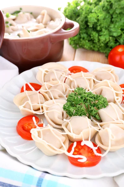 Vlees knoedels - Russische gekookte pelmeni close-up — Stockfoto