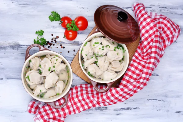 Vlees knoedels - Russische gekookte pelmeni close-up — Stockfoto