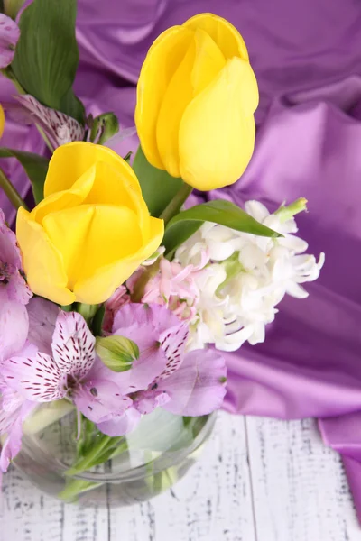 Kwiaty w wazonie na tkanina tło — Zdjęcie stockowe
