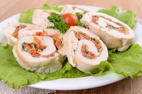 Delizioso rotolo di pollo sul piatto primo piano sul tavolo — Foto Stock