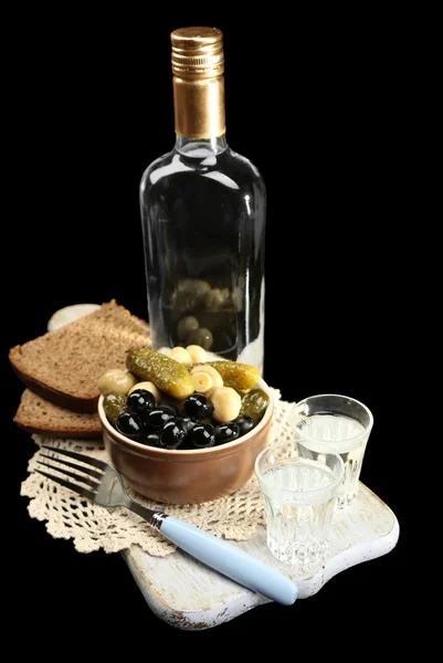 Şişe votka ve Marine sebze, taze ekmek üzerine siyah izole ahşap tahta üzerinde ile kompozisyon — Stok fotoğraf