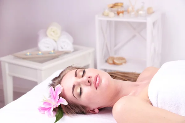 Krásná mladá žena s relaxovat ve spa salonu, zblízka — Stock fotografie