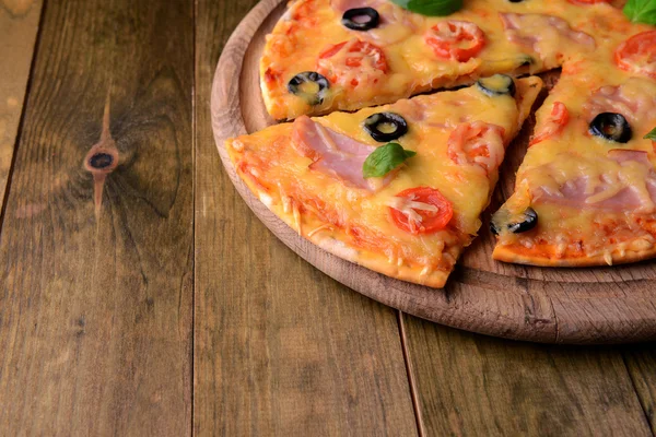 Leckere Pizza auf dem Tisch aus nächster Nähe — Stockfoto