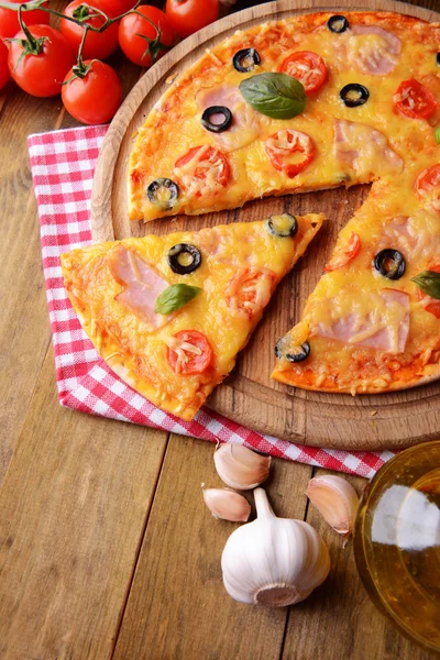 Smaczne pizze na stół szczegół — Zdjęcie stockowe