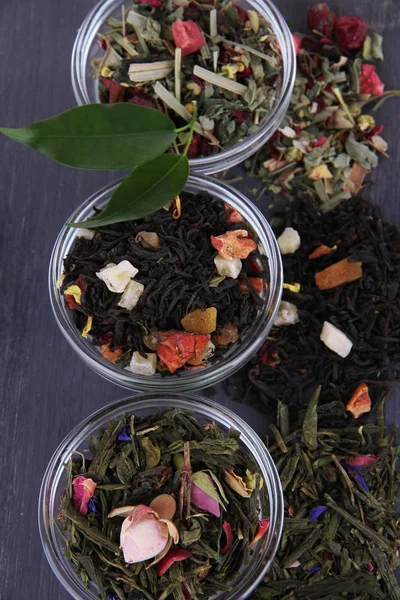 Tè aromatico secco in ciotole su fondo di legno — Foto Stock