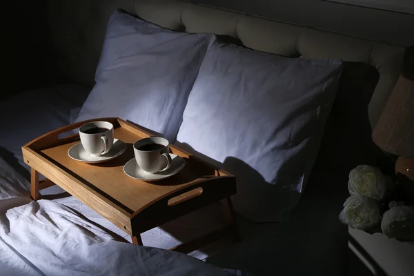 杯咖啡的舒适柔软的床和枕头 — 图库照片