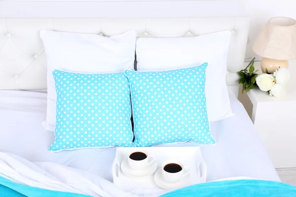Kubki kawy na wygodnym łóżku miękkie poduszki — Zdjęcie stockowe