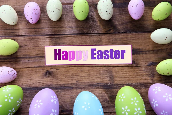 Huevos de Pascua sobre fondo de madera —  Fotos de Stock