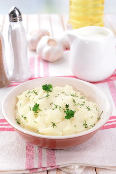 Delicious mashed potatoes with greens in bowl on table close-up — Stock Photo, Image