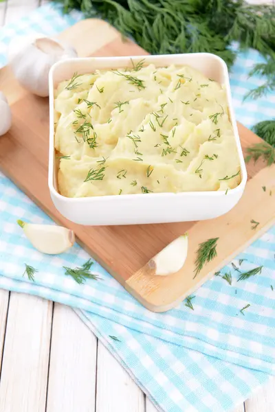 Delicious mashed potatoes with greens in bowl on table close-up — Stock Photo, Image