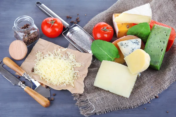 Queso italiano diferente sobre fondo de madera —  Fotos de Stock