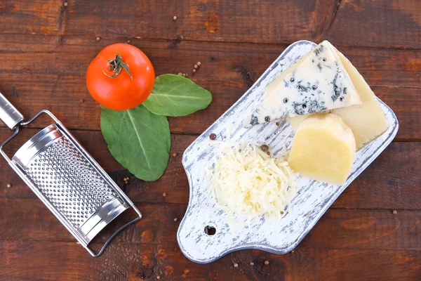 Verschillende Italiaanse kaas op houten achtergrond — Stockfoto