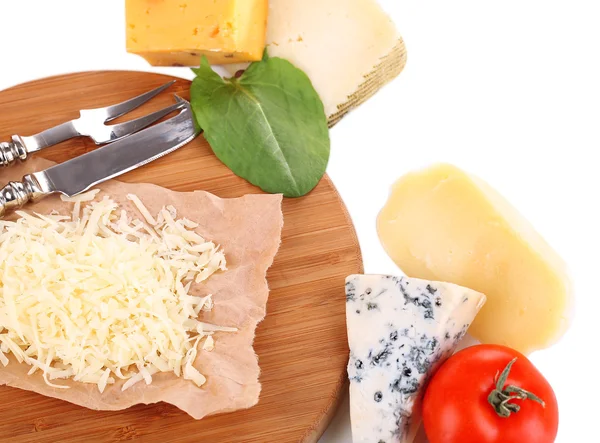 Různé italský sýr na dřevěné desce, izolované na bílém — Stock fotografie