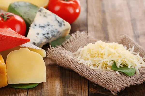 Diversi formaggi italiani su fondo di legno — Foto Stock