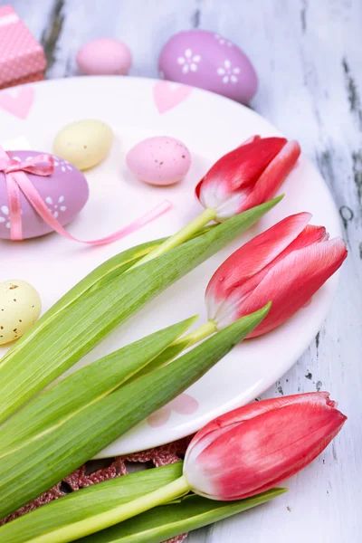 Velikonoční stůl s tulipány a vejci — Stock fotografie