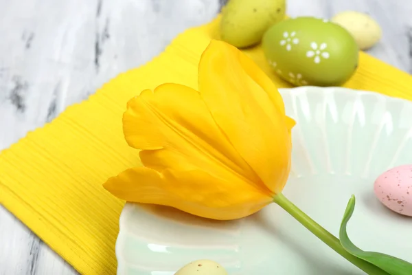 Mesa de Pascua con tulipanes y huevos —  Fotos de Stock