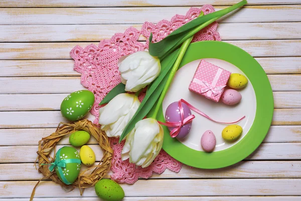 Mesa de Pascua con tulipanes y huevos —  Fotos de Stock