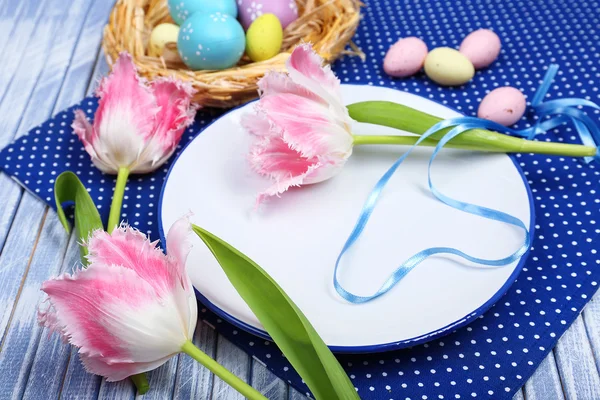 Påskdukning med tulpaner och ägg — Stockfoto