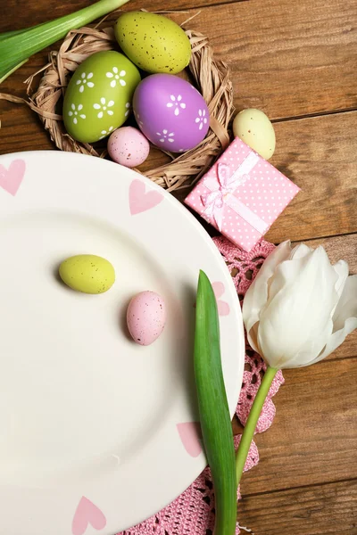 Påskdukning med tulpaner och ägg — Stockfoto