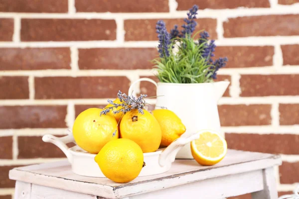 Bodegón con limones frescos y lavanda — Foto de Stock