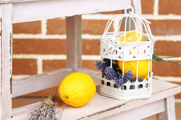 Natura morta con limoni freschi e lavanda — Foto Stock