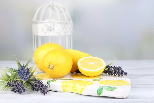 Bodegón con limones frescos y lavanda sobre fondo claro — Foto de Stock