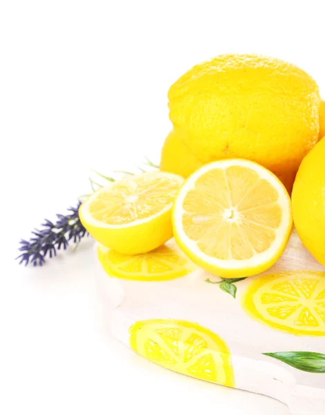 Stillleben mit frischen Zitronen und Lavendel, isoliert auf weiß — Stockfoto