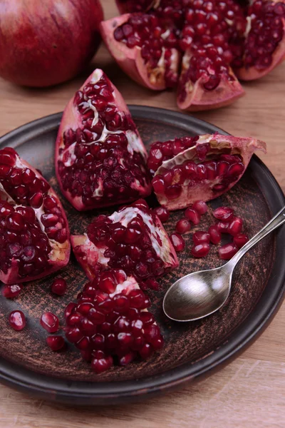 Rijp granaatappels op tafel close-up — Stockfoto