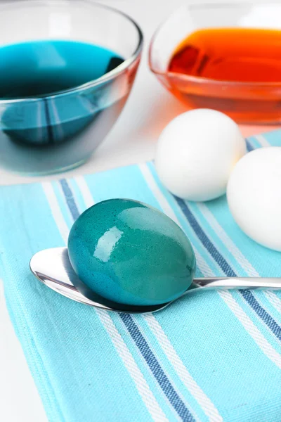 Чаши с краской для пасхальных яиц и яиц, закрыть — стоковое фото